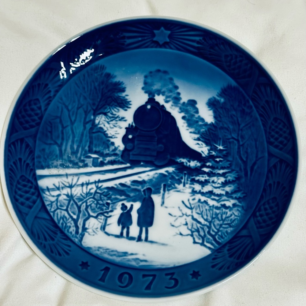 Royal Copenhagen 1973 , titled "Going Home for Christmas" (Hjem til Jul)
